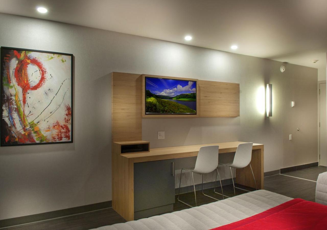 Hotel Ramada By Wyndham Laval Exterior foto