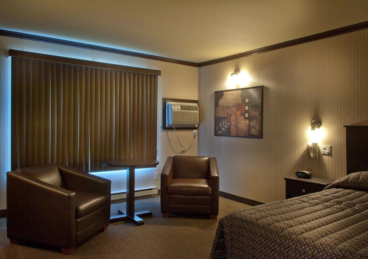 Hotel Ramada By Wyndham Laval Exterior foto