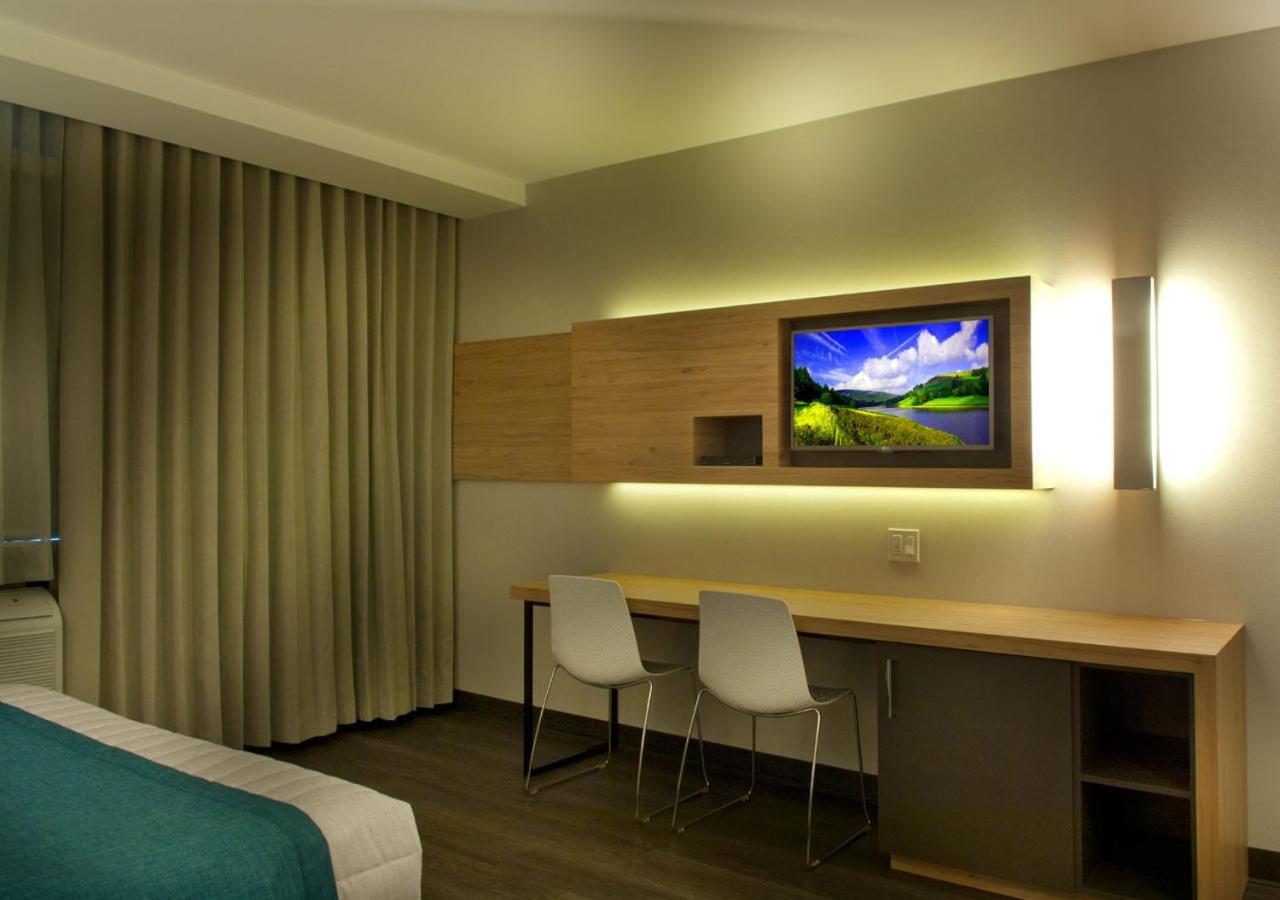 Hotel Ramada By Wyndham Laval Exterior foto