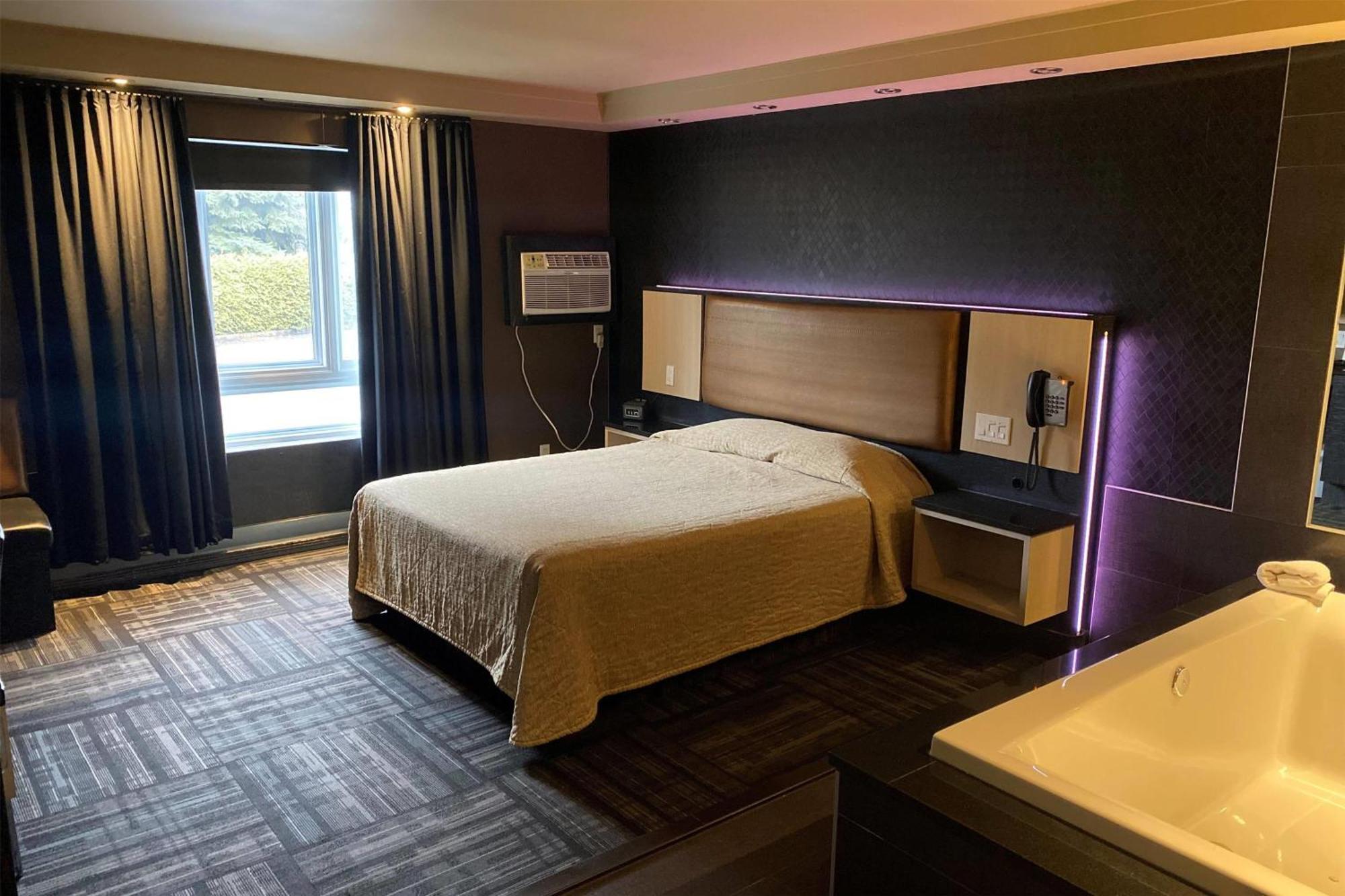 Hotel Ramada By Wyndham Laval Exterior foto