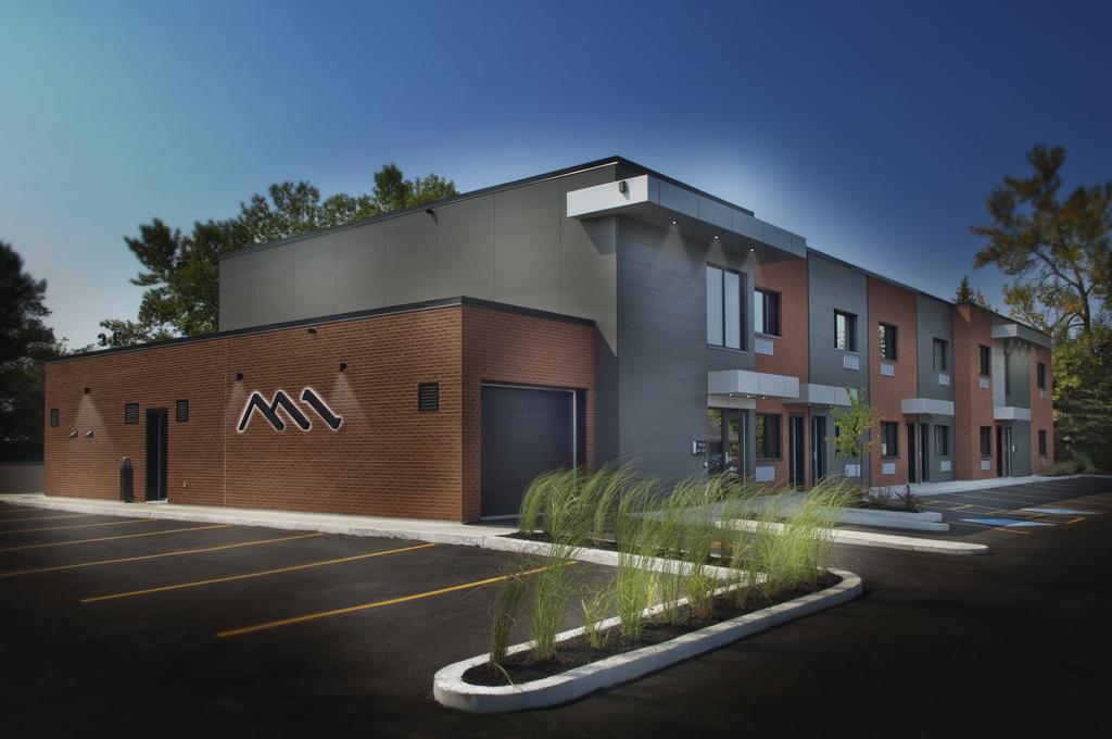 Hotel Ramada By Wyndham Laval Exterior foto