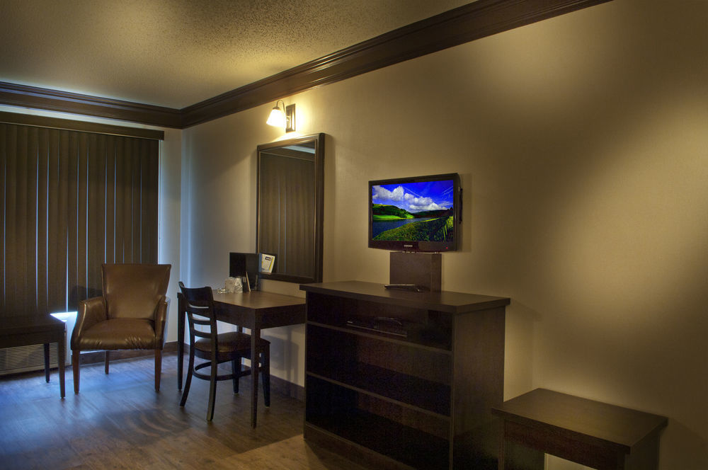 Hotel Ramada By Wyndham Laval Exterior foto